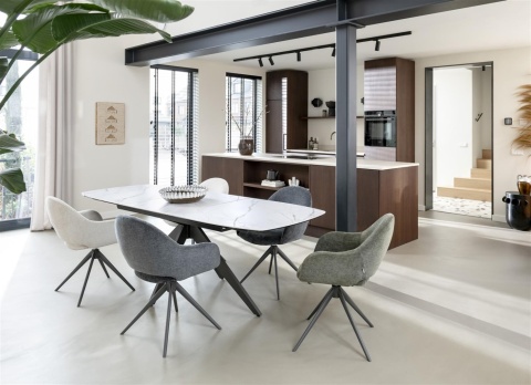 [na zamówienie]Fotel obrotowy z podłokietnikami FINN w tkaninie Livigno, ochra z grafitową podstawą