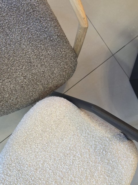 [na zmówienie] Krzesło z podłokietnikami DANTE, kremowa tkanina bouclé, nogi z litego dębu w kolorze antracytu