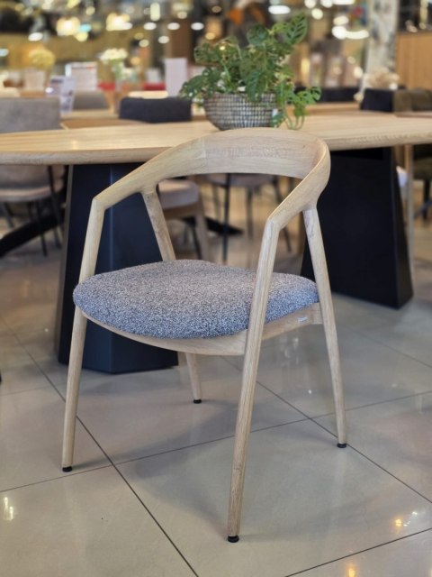 [na zmówienie] Krzesło z podłokietnikami DANTE, szara tkanina bouclé, nogi z litego dębu