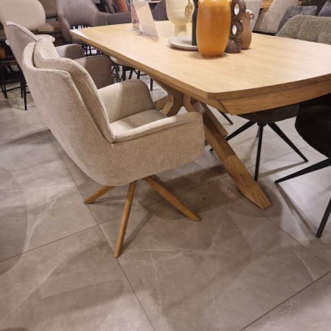 [na zamówienie] Fotel obrotowy JUNA z funkcją relax, tkanina Livigno chenille kremowy, rama dąb naturalny