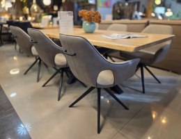 Designerski fotel obrotowy do jadalni INAYA XOOON, tapicerowany tkaniną bouclé Malmo i Pala, z czarną metalową podstawą