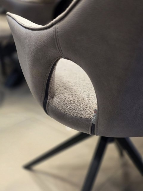 Designerski fotel obrotowy do jadalni INAYA XOOON, tapicerowany tkaniną bouclé Malmo i Pala, z czarną metalową podstawą Designerski fotel obrotowy do jadalni INAYA XOOON, tapicerowany tkaniną bouclé Malmo i Pala, z czarną metalową podstawą