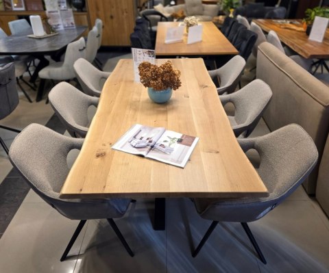 Designerski fotel obrotowy do jadalni INAYA XOOON, tapicerowany tkaniną bouclé Malmo i Pala, z czarną metalową podstawą Designerski fotel obrotowy do jadalni INAYA XOOON, tapicerowany tkaniną bouclé Malmo i Pala, z czarną metalową podstawą