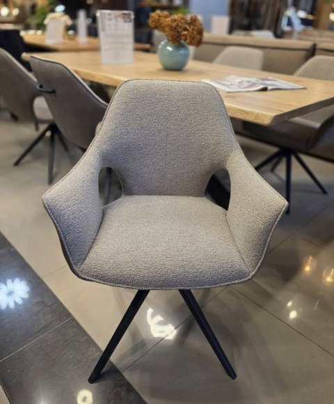 Designerski fotel obrotowy do jadalni INAYA XOOON, tapicerowany tkaniną bouclé Malmo i Pala, z czarną metalową podstawą Designerski fotel obrotowy do jadalni INAYA XOOON, tapicerowany tkaniną bouclé Malmo i Pala, z czarną metalową podstawą