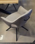 Designerski fotel obrotowy do jadalni INAYA XOOON, tapicerowany tkaniną bouclé Malmo i Pala, z czarną metalową podstawą