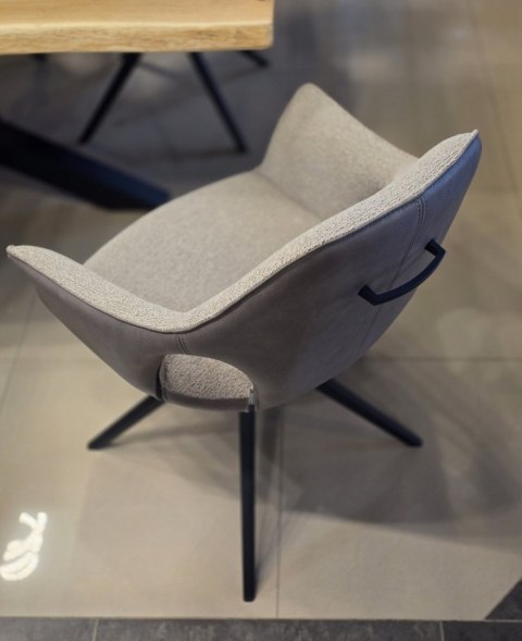 Designerski fotel obrotowy do jadalni INAYA XOOON, tapicerowany tkaniną bouclé Malmo i Pala, z czarną metalową podstawą Designerski fotel obrotowy do jadalni INAYA XOOON, tapicerowany tkaniną bouclé Malmo i Pala, z czarną metalową podstawą
