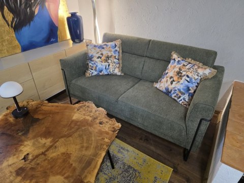 Nowoczesna sofa 2-osobowa FISKARDO XOOON, zielona tkanina pleciona, czarna metalowa rama