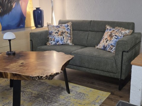 Nowoczesna sofa 2-osobowa FISKARDO XOOON, zielona tkanina pleciona, czarna metalowa rama