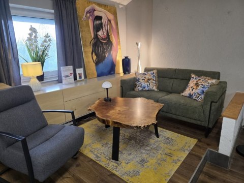 Nowoczesna sofa 2-osobowa FISKARDO XOOON, zielona tkanina pleciona, czarna metalowa rama