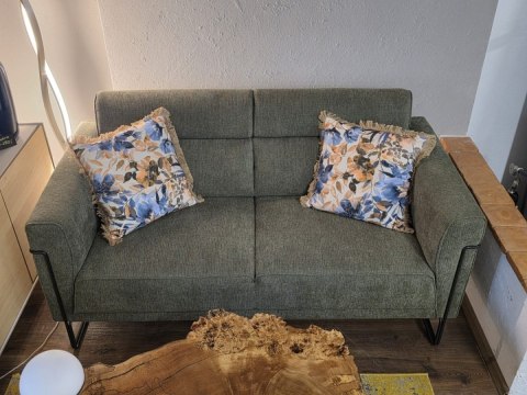 Nowoczesna sofa 2-osobowa FISKARDO XOOON, zielona tkanina pleciona, czarna metalowa rama