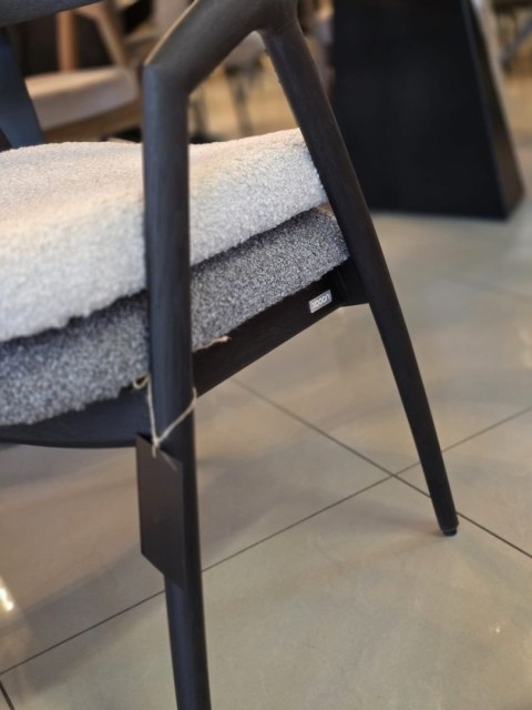 [OD RĘKI] Krzesło z podłokietnikami DANTE, kremowa tkanina bouclé, nogi z litego dębu w kolorze antracytu