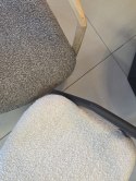 [OD RĘKI] Krzesło z podłokietnikami DANTE, kremowa tkanina bouclé, nogi z litego dębu w kolorze antracytu