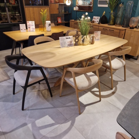 [OD RĘKI] Krzesło z podłokietnikami DANTE, kremowa tkanina bouclé, nogi z litego dębu w kolorze antracytu