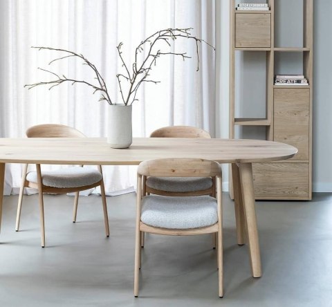 [OD RĘKI] Krzesło z podłokietnikami DANTE, tkanina bouclé 2 kolory, nogi z litego dębu