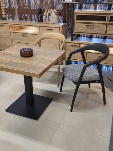 [na zmówienie] Krzesło z podłokietnikami DANTE, szara tkanina bouclé, nogi z litego dębu w kolorze antracytu