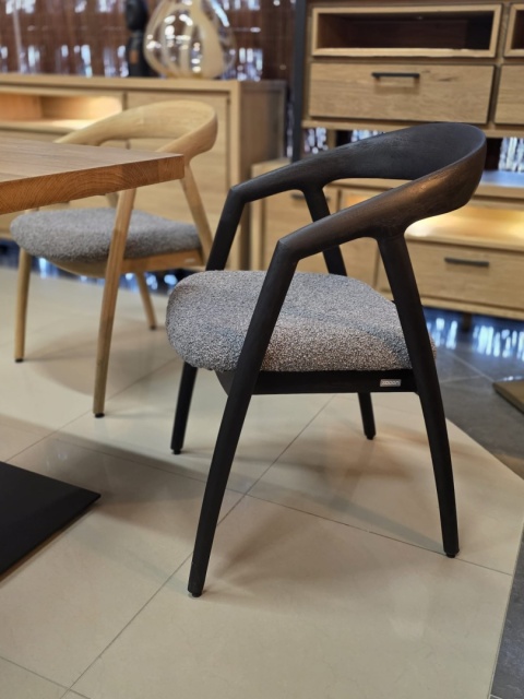 [na zmówienie] Krzesło z podłokietnikami DANTE, szara tkanina bouclé, nogi z litego dębu w kolorze antracytu