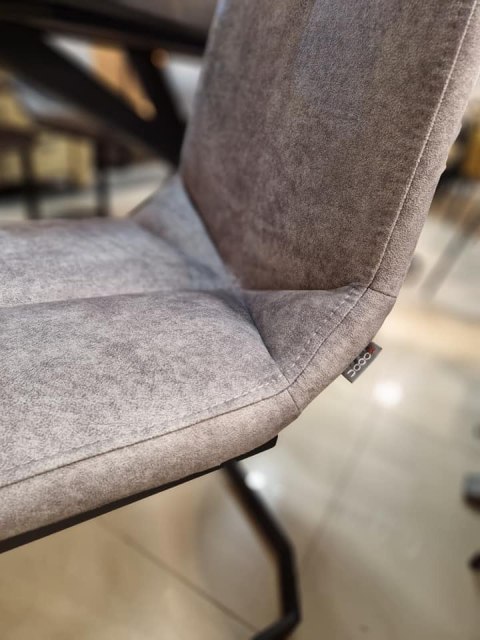Krzesło do jadalni Xooon ARTELLA z personalizowaną tapicerką i podstawą Krzesło do jadalni Xooon ARTELLA z personalizowaną tapicerką i podstawą