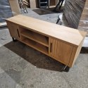 (defekt) Szafka RTV/Lowboard PAVIE 160 cm z eukaliptusa i forniru dębowego, naturalny kolor, LED, soft-closing (defekt) Szafka RTV/Lowboard PAVIE 160 cm z eukaliptusa i forniru dębowego, naturalny kolor, LED, soft-closing