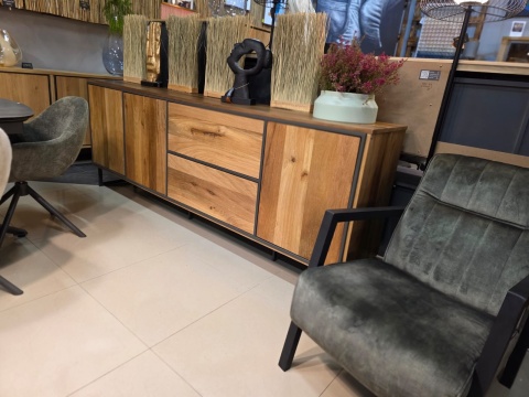 Industrialna komoda TRAPANI 240 cm, fornir z mango 'smoked' na metalowej podstawie.