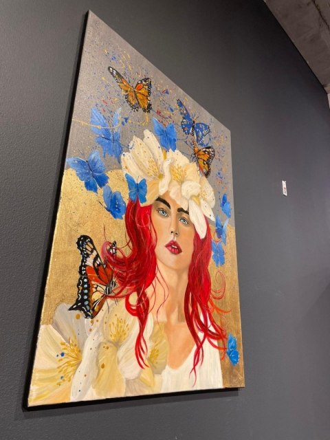 Obraz Ręcznie Malowany "Motyla Aura" - Kobieta w Kwiatach 58x78 cm