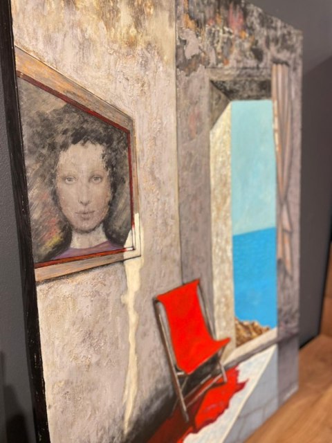 Obraz Ręcznie Malowany "Nadmorska Cisza" - Wnętrze z Czerwonym Krzesłem 103,5x140 cm