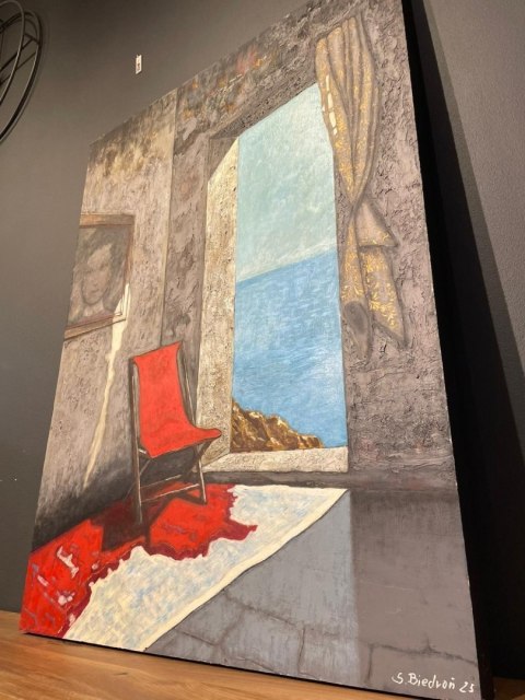 Obraz Ręcznie Malowany "Nadmorska Cisza" - Wnętrze z Czerwonym Krzesłem 103,5x140 cm