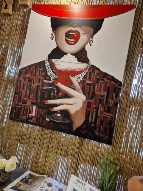 Obraz Akrylowy na Płótnie „Wiśniowa Pokusa” – Kobieta w Czerwonym Kapeluszu 100x120 cm