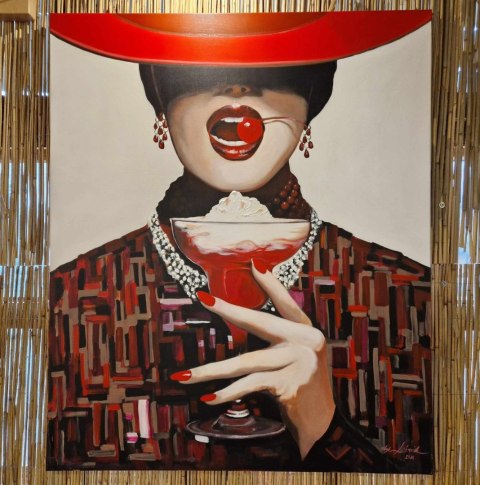 Obraz Akrylowy na Płótnie „Wiśniowa Pokusa” – Kobieta w Czerwonym Kapeluszu 100x120 cm