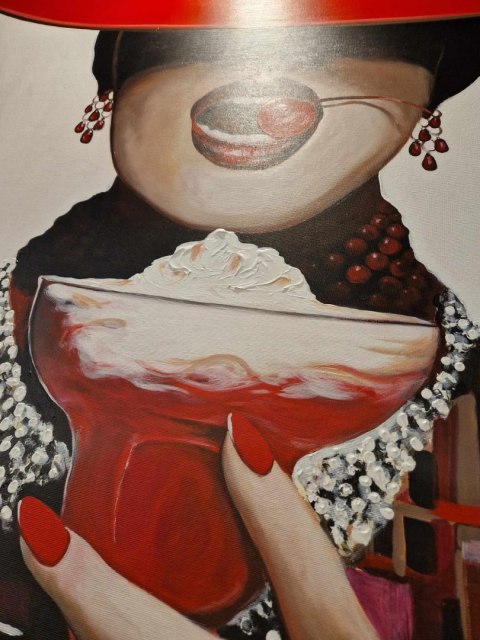 Obraz Akrylowy na Płótnie „Wiśniowa Pokusa” – Kobieta w Czerwonym Kapeluszu 100x120 cm