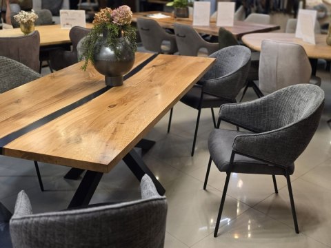 Stół dębowy z rzekami żywicy 'RIVER' 210x100 cm, blat lity dąb, nogi metalowe czarne