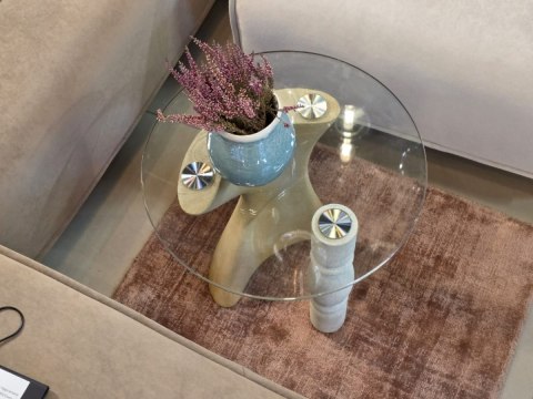 Stolik Boczny/Pomocniczy ANNA Coco Maison, Szklany Blat, Podstawa Rzeźbiarska Polyresin, Kolor Biały/Naturalny