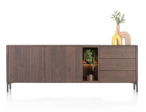 Komoda TRENTON 210 cm z forniru dębowego w kolorze clay, metalowa podstawa, 2 drzwi, 3 szuflady, 2 nisze LED