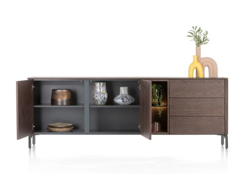 Komoda TRENTON 210 cm z forniru dębowego w kolorze clay, metalowa podstawa, 2 drzwi, 3 szuflady, 2 nisze LED