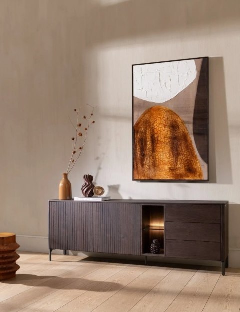 Komoda TRENTON 210 cm z forniru dębowego w kolorze clay, metalowa podstawa, 2 drzwi, 3 szuflady, 2 nisze LED