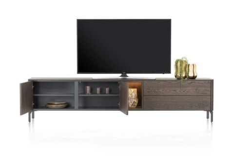 Nowoczesna szafka RTV TRENTON 240 cm, fornir dębowy w kolorze clay, na metalowych nogach lub cokole, z oświetleniem LED.