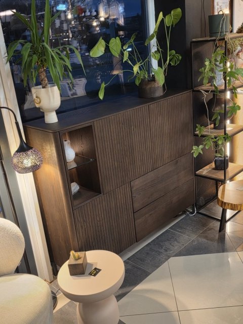 [K, od ręki] Wysoka komoda / Witryna TRENTON Xooon 153 cm, fornir dębowy, kolor Clay