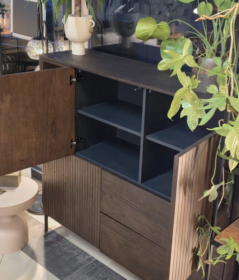 [K, od ręki] Wysoka komoda / Witryna TRENTON Xooon 153 cm, fornir dębowy, kolor Clay