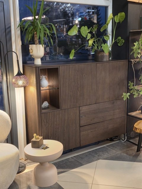 [K, od ręki] Wysoka komoda / Witryna TRENTON Xooon 153 cm, fornir dębowy, kolor Clay