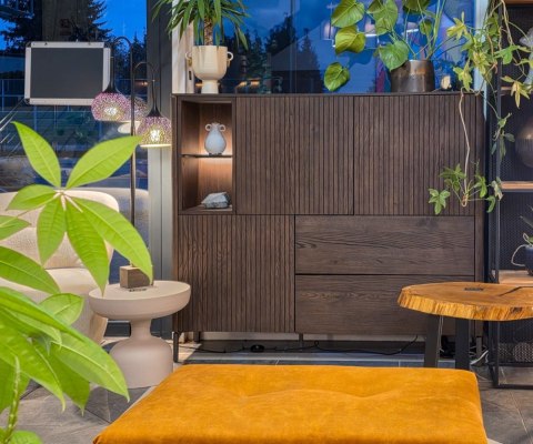 [K, od ręki] Wysoka komoda / Witryna TRENTON Xooon 153 cm, fornir dębowy, kolor Clay