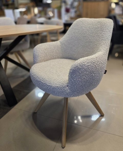 [na zamówienie] Fotel obrotowy Rocco z podłokietnikami, tkanina Brioni boucle kremowy, nogi dąb naturalny