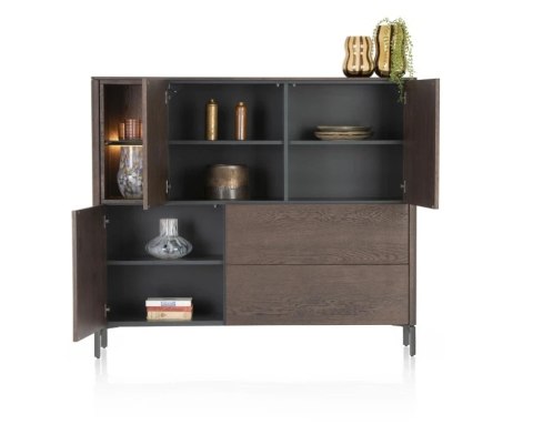 [na zamówienie]Wysoka komoda / Witryna TRENTON Xooon 153 cm, fornir dębowy, kolor Clay