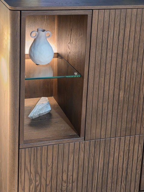 [na zamówienie]Wysoka komoda / Witryna TRENTON Xooon 153 cm, fornir dębowy, kolor Clay