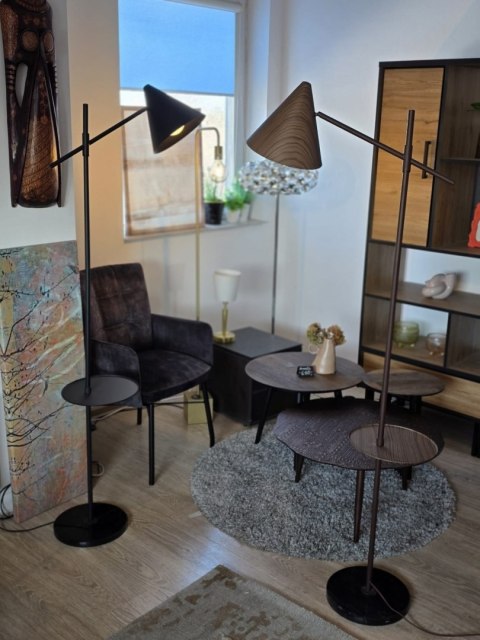 Lampa Podłogowa Daan 176 cm - Brązowa imitacja drewna, Marmurowa Podstawa, Stolik | COCO maison