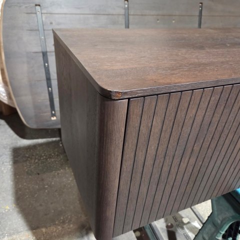 [M, defekt] Nowoczesna szafka RTV TRENTON 240 cm, fornir dębowy w kolorze clay, na metalowych nogach, z oświetleniem LED.