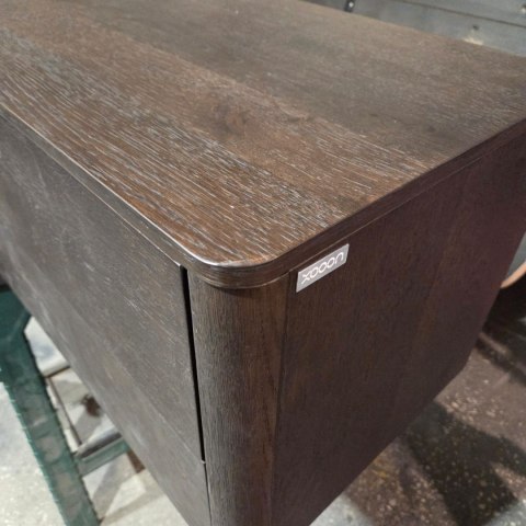 [M, defekt] Nowoczesna szafka RTV TRENTON 240 cm, fornir dębowy w kolorze clay, na metalowych nogach, z oświetleniem LED.