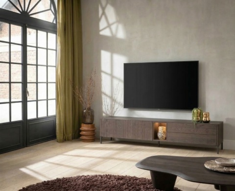 [od ręki] Nowozesna szafka RTV TRENTON 240 cm, fornir dębowy w kolorze clay, na metalowych nogach, z oświetleniem LED.