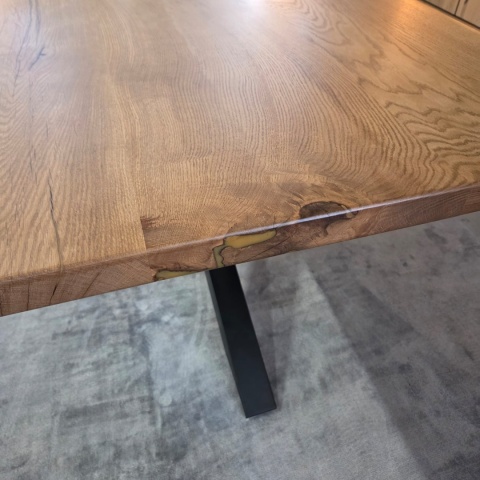 [OD RĘKI] Dębowy Stół MASIV 210x100 cm – Lity Blat 5 cm, Wybarwienie C4, Żywica Perłowo-Transparentna, Krawędź Prosta Zaoblona