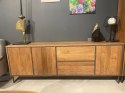 [K, defekt] Industrialna komoda TRAPANI 240 cm, fornir z mango 'smoked' na metalowej podstawie.