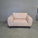 [od ręki] Nowoczesny Szeroki Fotel OASIS 1,5-osobowy Typu Loveseat – Strukturalna Plecionka – Czarne Nóżki – 135 x 90 cm
