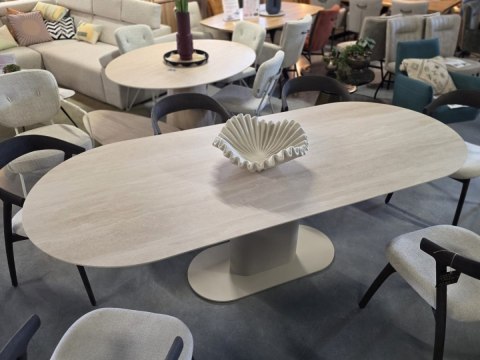 Owalny Stół BRIANTO 240 x 100 cm - Blat z Ceramiki na MDF (Optyka Trawertynu) - Metalowa Noga Kolumnowa Crème